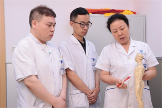 盛拥辉主任讲学中